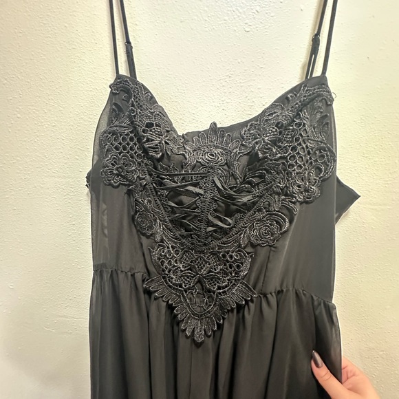 Elegant Black Lace Dress - Picture 3 of 6